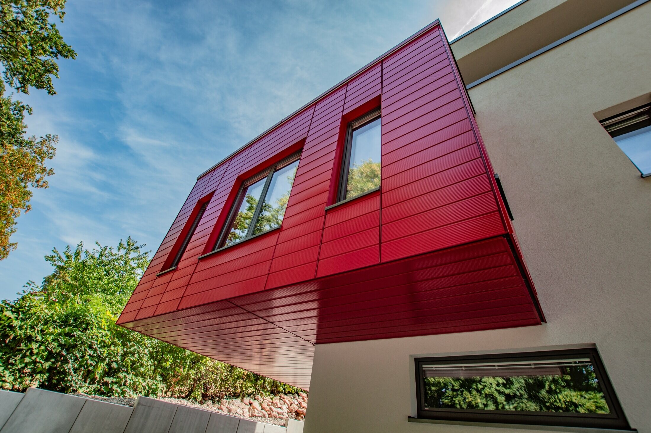 Oriel recouvert de Sidings PREFA en finition lignée rouge rubis, les Sidings sont posés à l’horizontale.