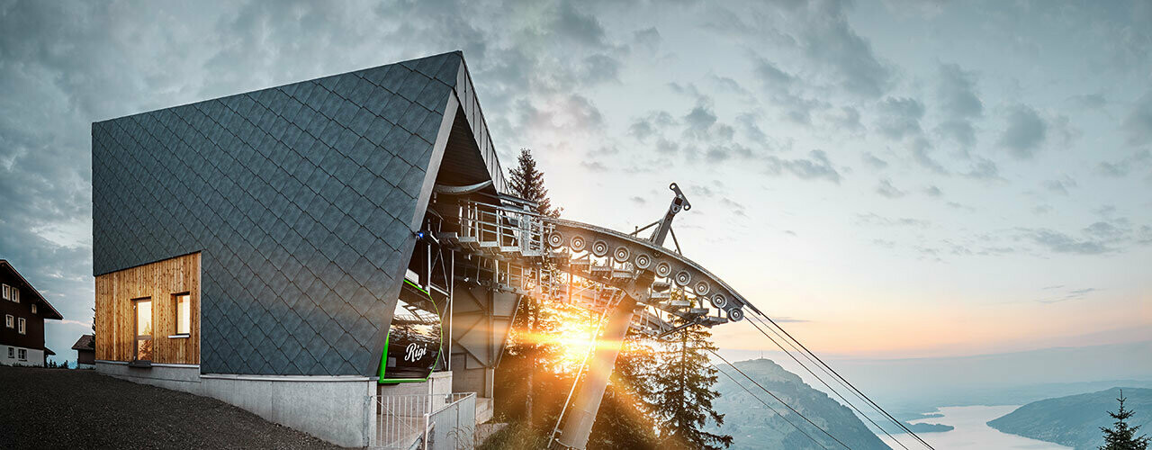 Robuste PREFA Dachrauten in P.10 Steingrau bekleiden dieFassade der Kräbel-Rigi Luftseilbahn in Scheidegg, Schweiz