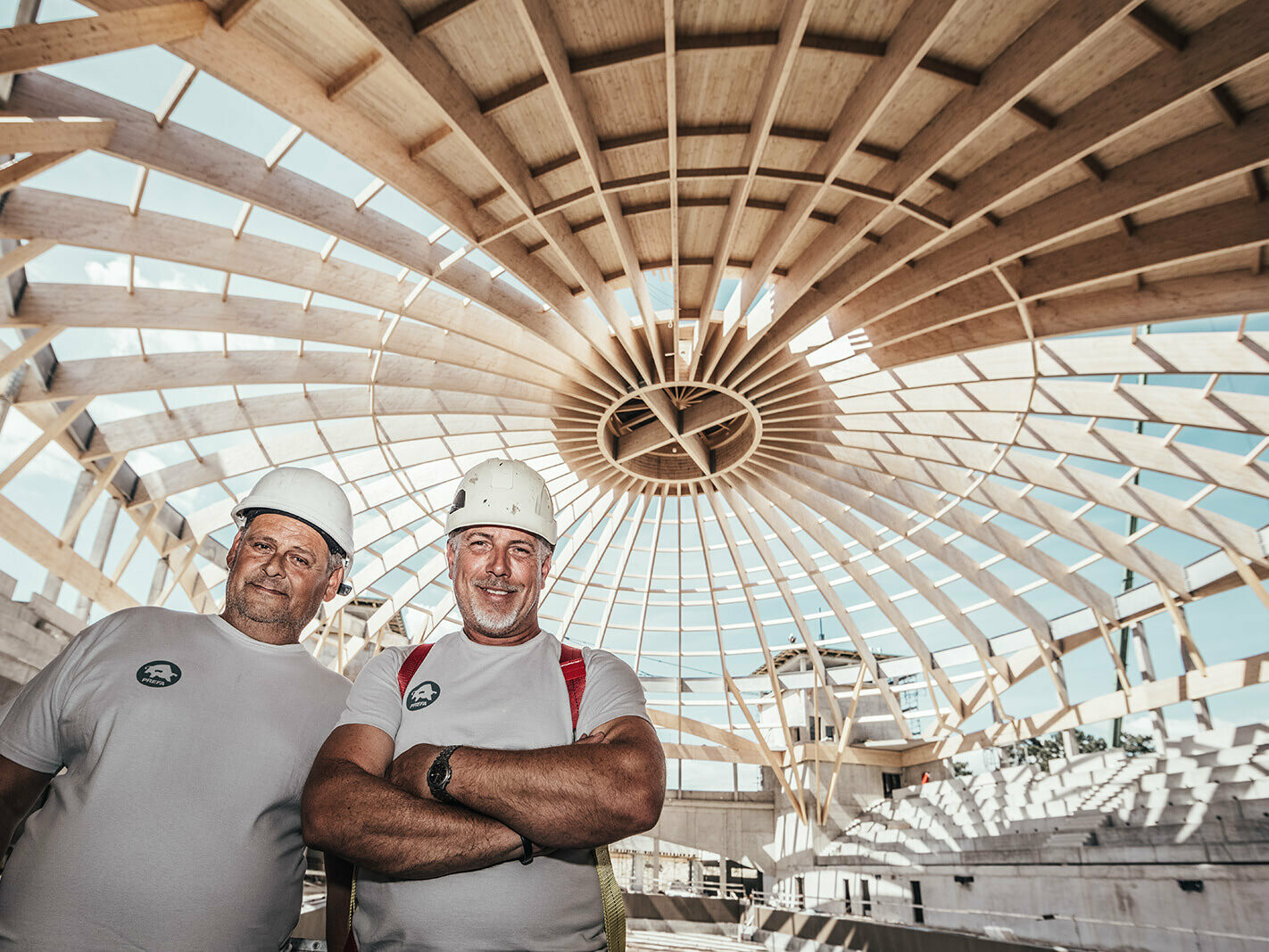 János Jánosa und András Valastyán vor der größten Lamellenkuppel Ungarns