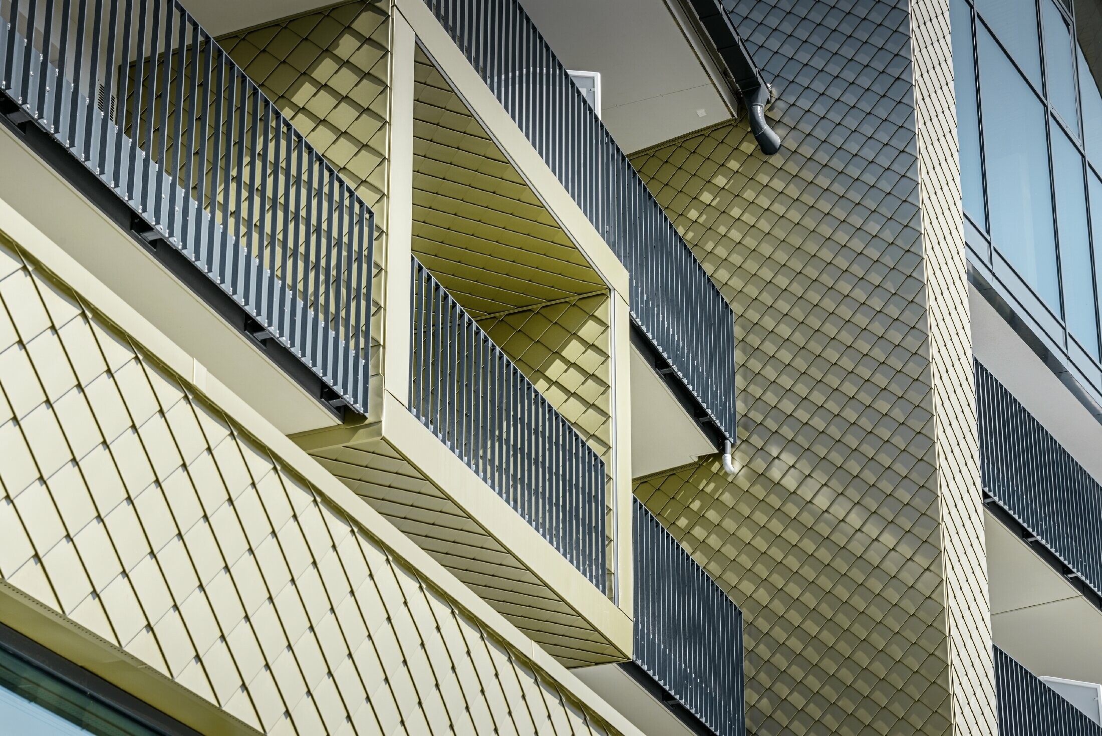 Rivestimento della conversa per balcone presso l'Hotel Edita in Scheidegg con la losanga 20 x 20 PREFA in bronzo luce