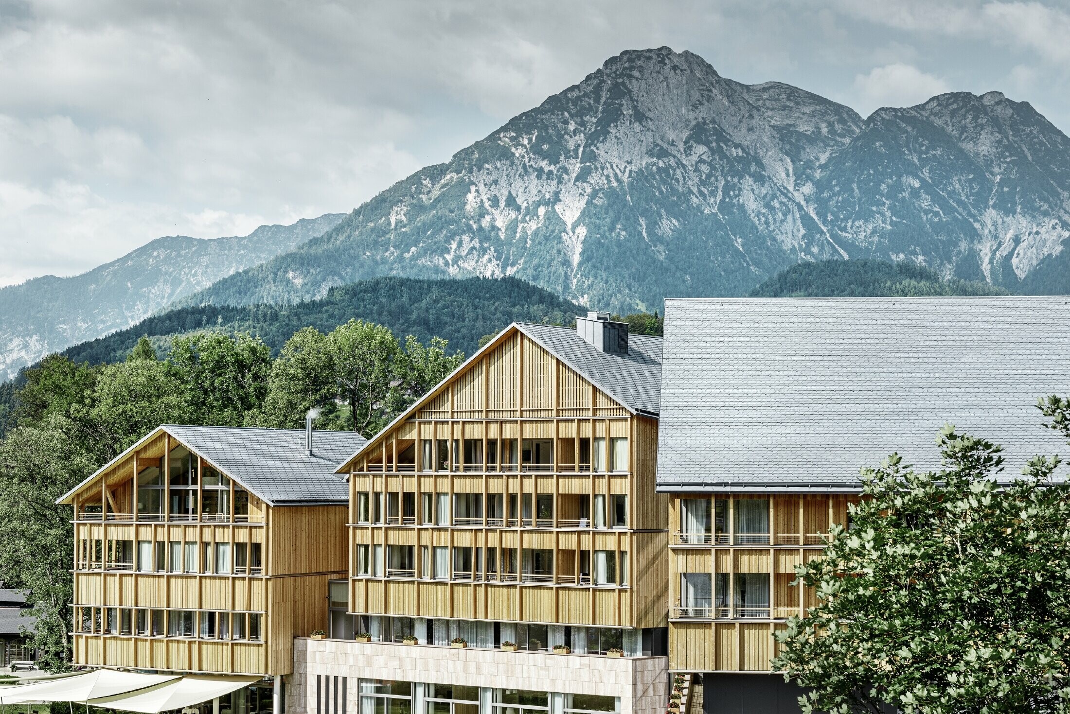 Hotel Vivamayr a Altausee con una facciata in legno e una copertura in scandole PREFA