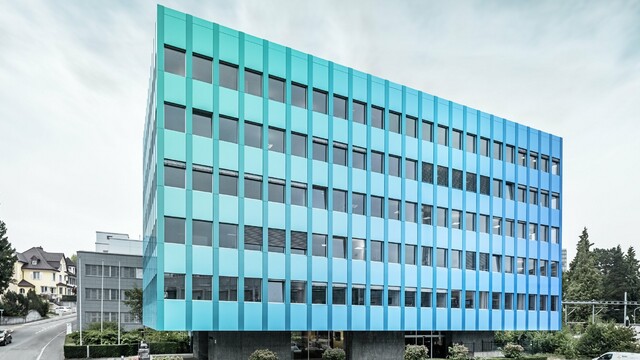 seitliche Ansicht des Wielandhauses in Aarau; Die Fassade ist mit der PREFABOND Verbundplatte aus Aluminium von PREFA verkleidet, die durch das besondere Beschichtungsverfahren in Blau-grün schimmert