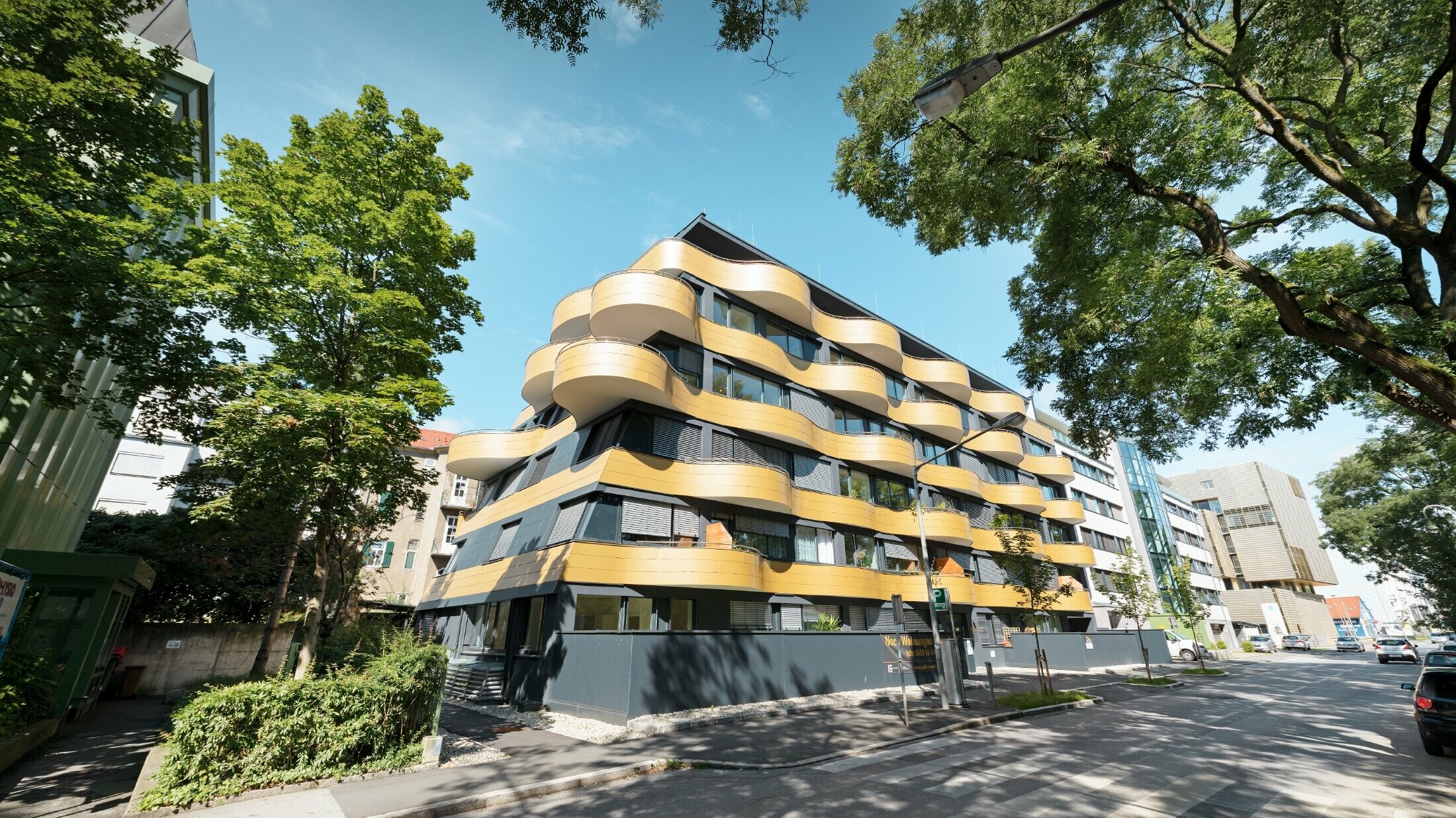 Wohnhausanlage "goldene Welle" in Graz, Österreich, mit der Aluminium Verbundplatte in Gold, die Balkone wurden in Wellen gerundet 