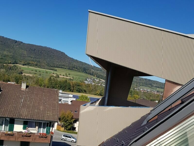 Aussicht vom obersten Stock über den Balkon mit Zackenprofil