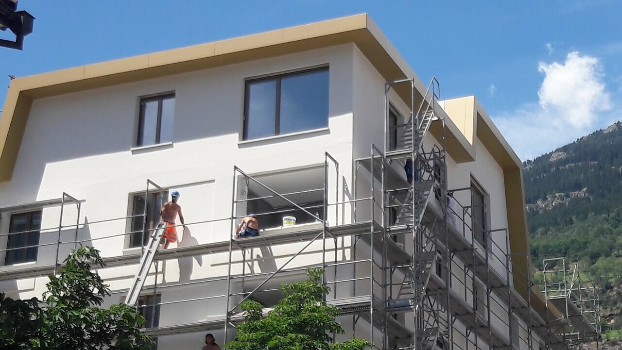 Goldener Verbundplatten am Dach nach den Arbeiten