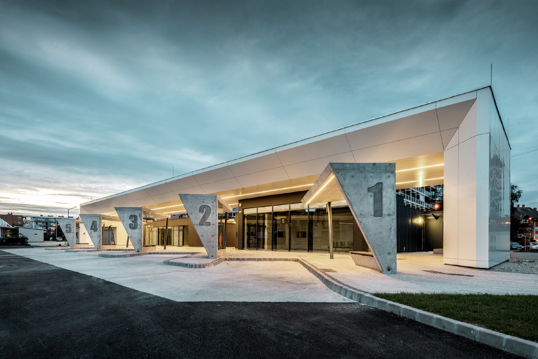 Modern gestalteter Busbahnhof in Lenti, Untersichten sind mit der PREFABOND Aluminium Verbundplatte in Reinweiß verkleidet